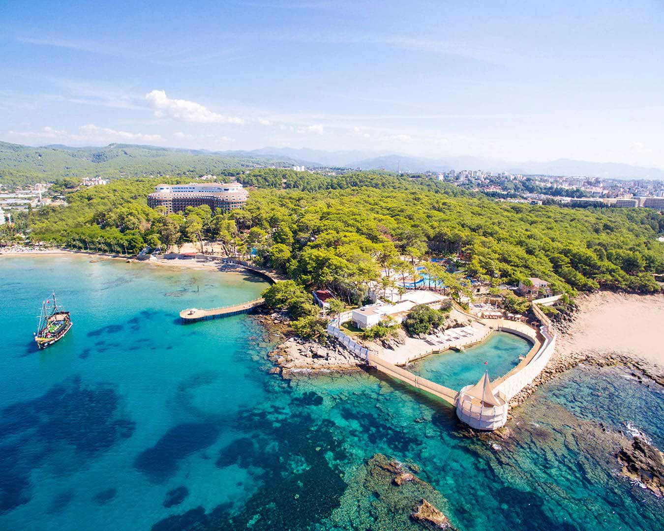 Otelin ve kıyının havadan görünümü